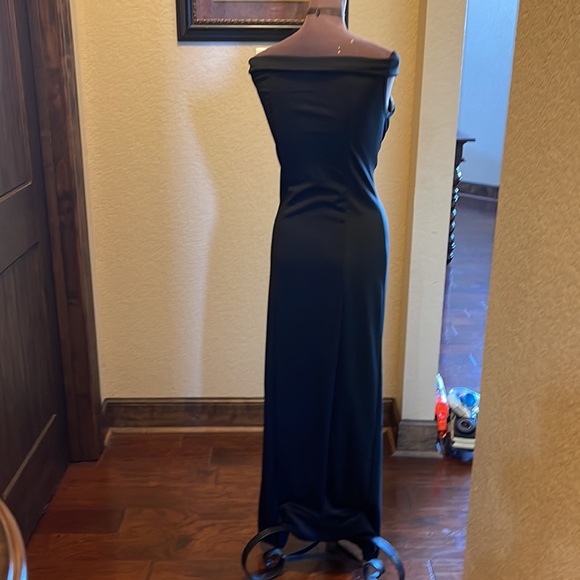 Bill Blass, simple black off the shoulder gown. Size M (6) High slit, lower left - Picture 6 of 10